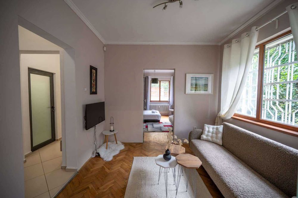 Дава се под наем Тристаен апартамент в София, Център - 70 кв.м за 999 € - Снимка #1