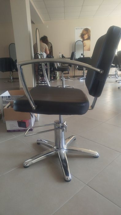 Продавам фризьорски столове