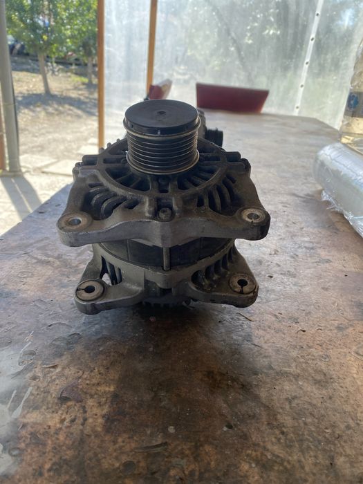 Алтернатор / Генератор за нисан кашкай 1.6 бензин