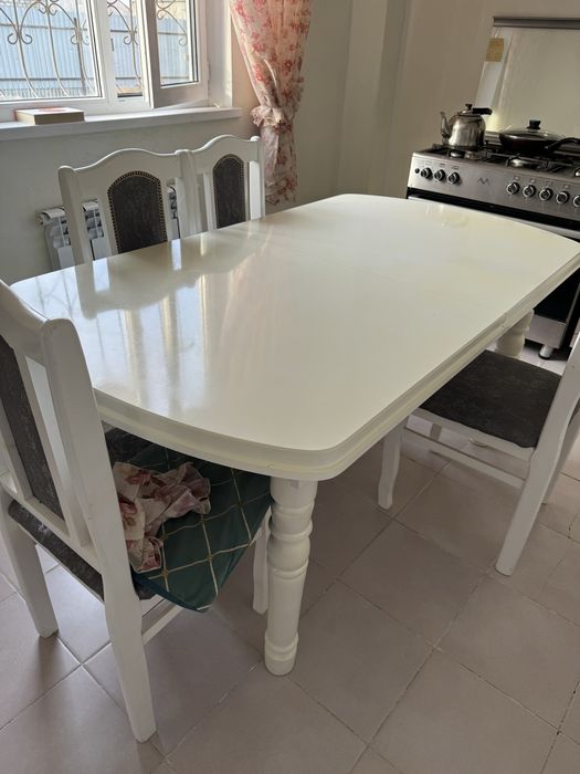 Продам гостинный стол стульями