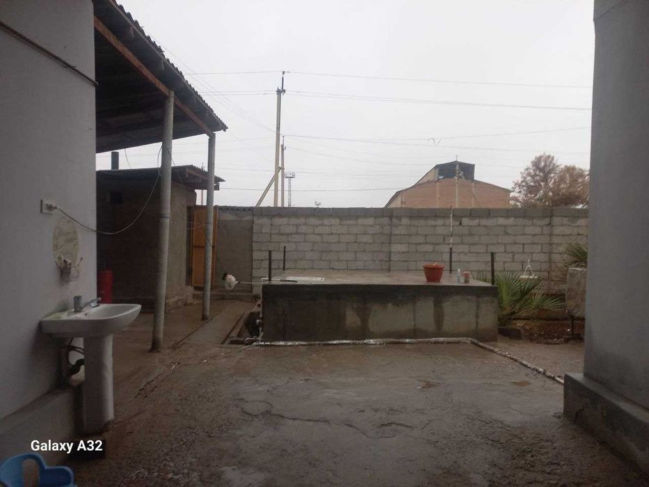 Qiziriq Tumani Rabatak mahallasida 5 xonali uy sotiladi.