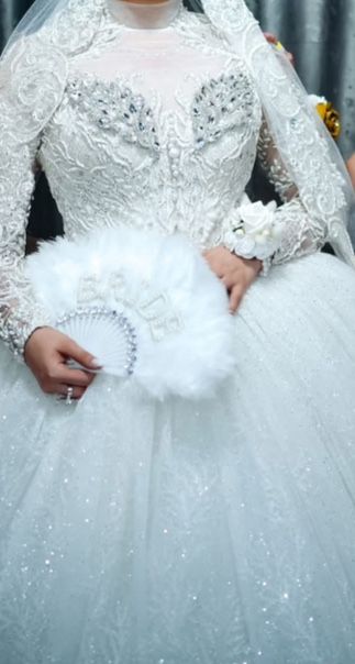 Vand rochii mireasa tip printesa si tip sirena cu trena detasabila