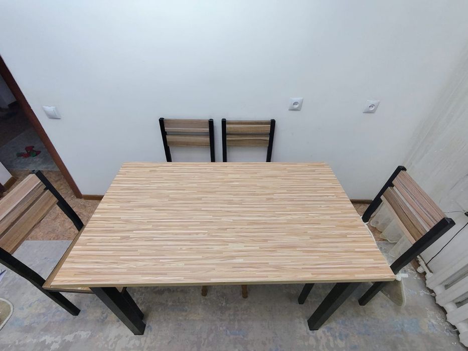 Продам стол со стульями 4 шт