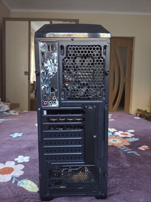 Pc gaming folosit rx5700, 16gb ram, ryzen 5 2600x, 512gb ssd