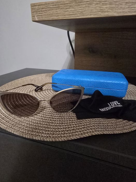 Слънчеви очила love moshino