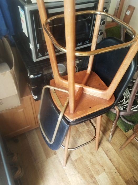 Барный стул из дерева