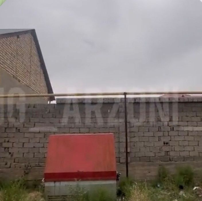 Парвозда 8 соток ер сотилади Уч кахрамон постидан 3 км.