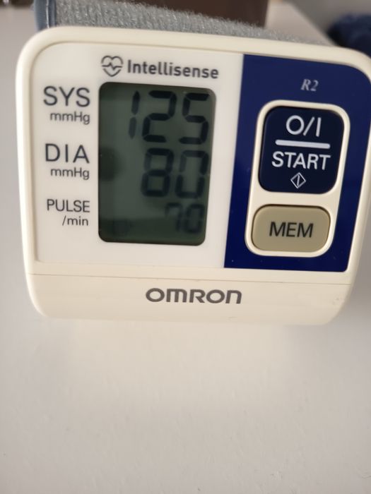 Продавам апарат Omron R2