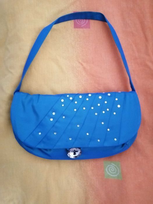 Продавам бална синя рокля и чантичка към нея.