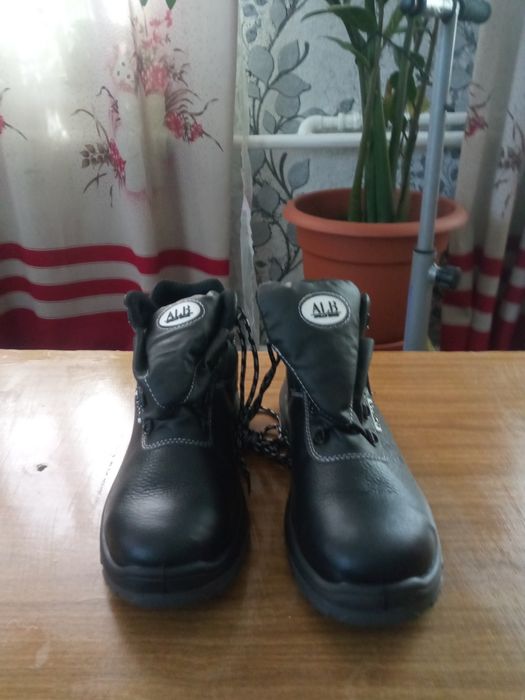 Продам новыю рабочую обувь.