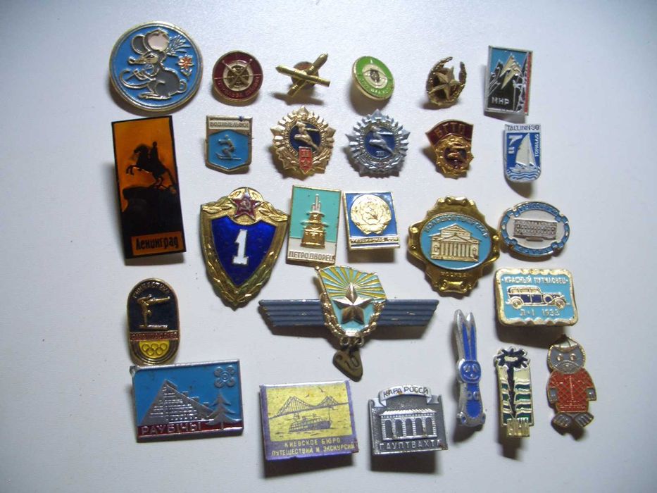 Два набора из бумажных денег и значков