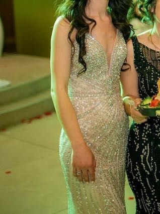 Продавам дълга официална рокля