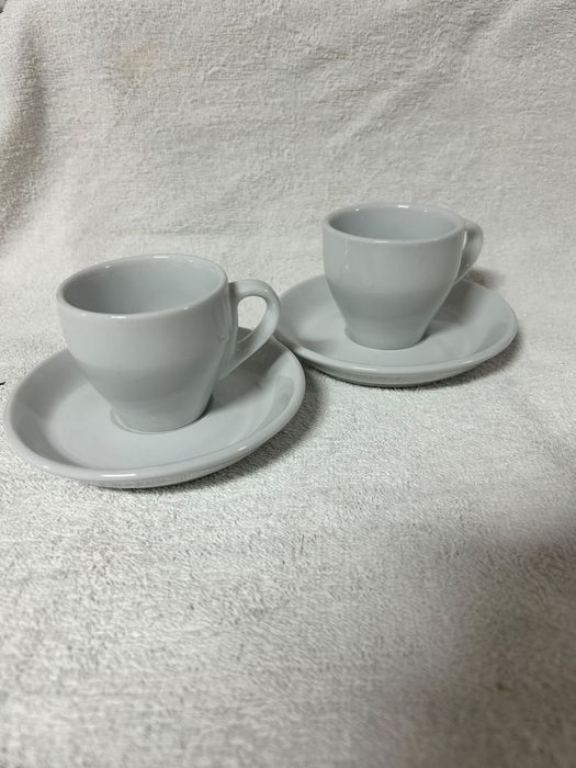 Cesti cafea albe cu farfurie