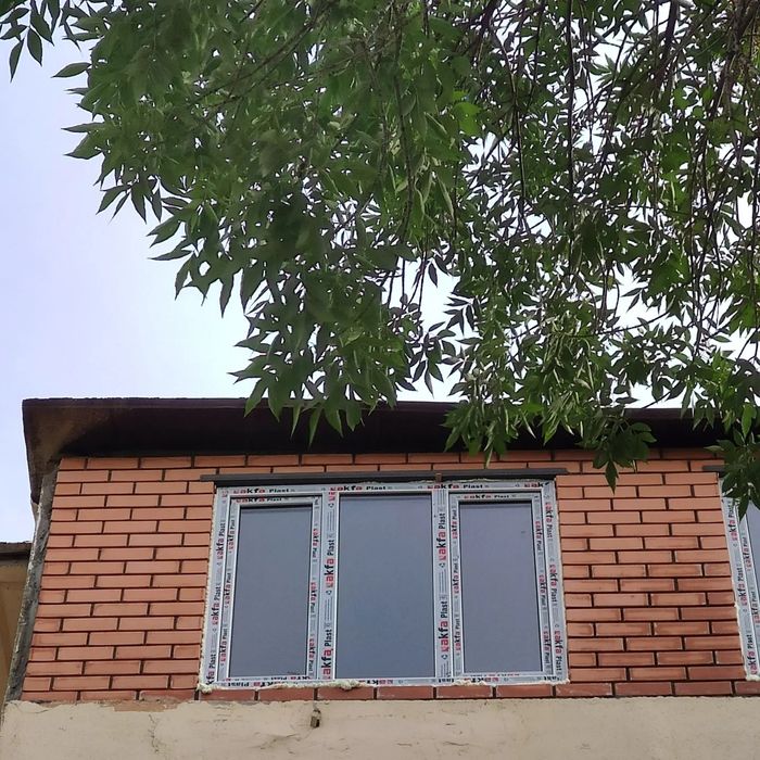 Делаю кладку балкона облицовочный и простым кирпичами. Делаю козырки