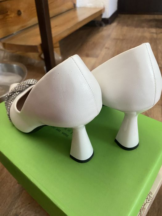 Продам туфли белые