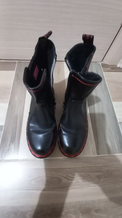 Продам демисезоные сапоги для девочек