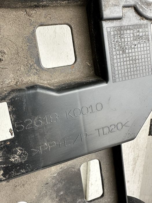 Решетка в предна броня  Toyota Yaris 20-24