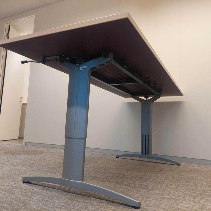 Birou reglabil pe înălțime cu manivelă