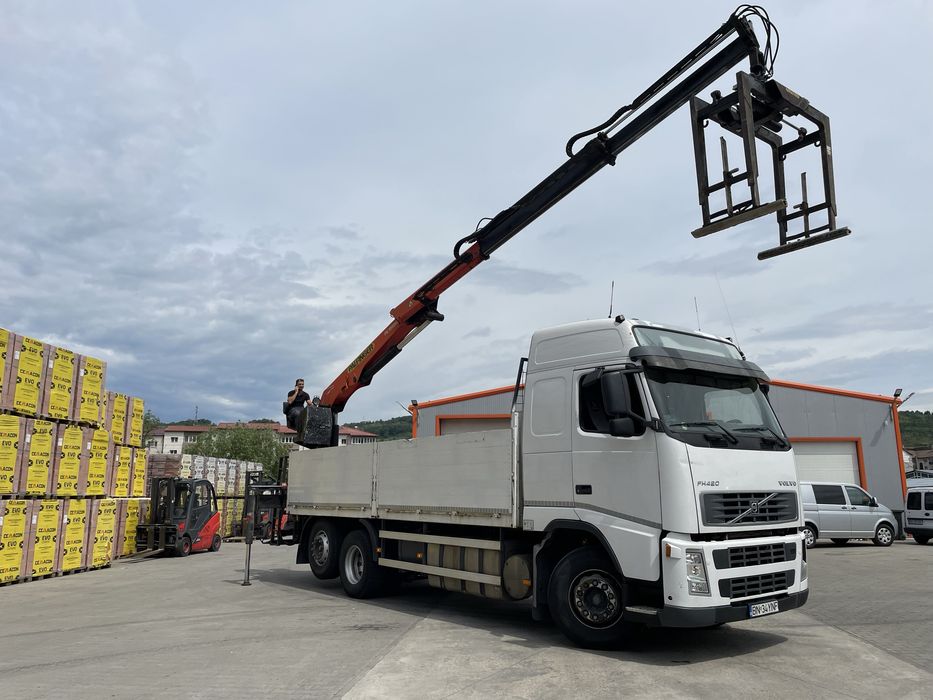 Camion cu macara Volvo