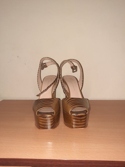 Продавам сандали Giuseppe Zanotti с платформа,на висок ток,номер