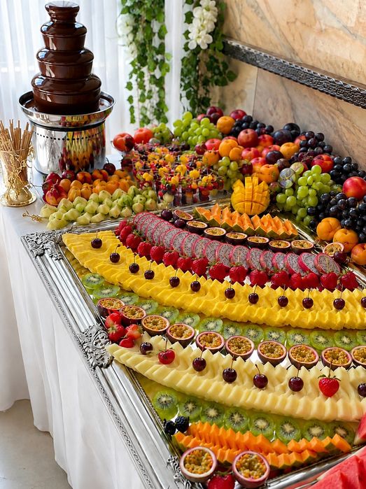 Fruit Bar Premium și Fantana de Ciocolata (diferite mărimi) pentru Nunți, Botezuri și Evenimente VIP