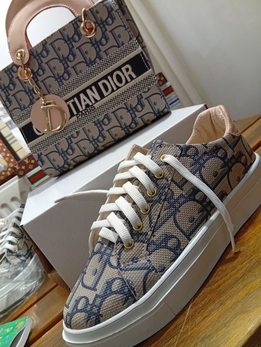 Set geantă și adidași!