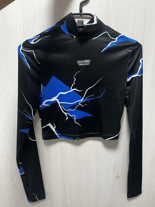 Черна блуза с поло яка и интересен дизайн