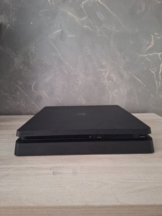 Продавам Playstation 4 Slim 500gb, с 2 контролера и 7 игри.