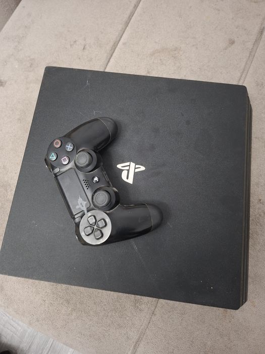 Vand ps4 pro cu 2 jocuri si o maneta