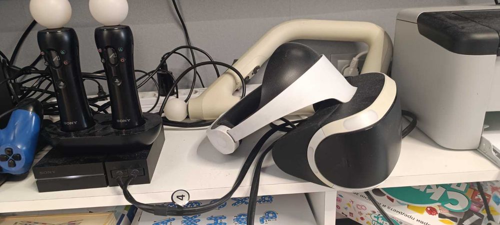 Playstation 4 + Цял сет за VR + 11  игри