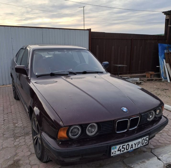 Автомобиль БМВ е34