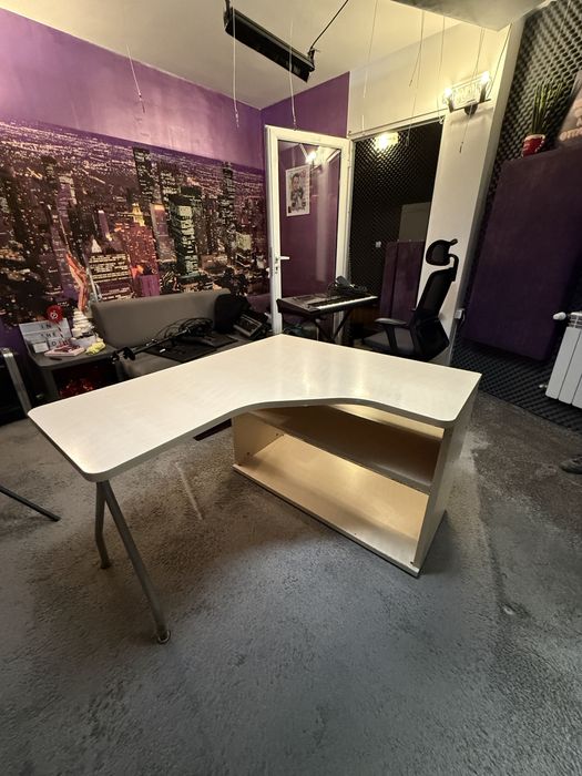 Г-образно бюро.