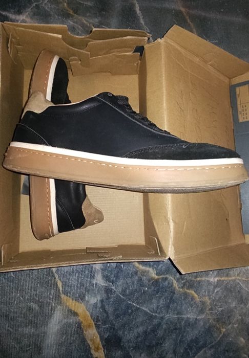 Кроссовки в коробке