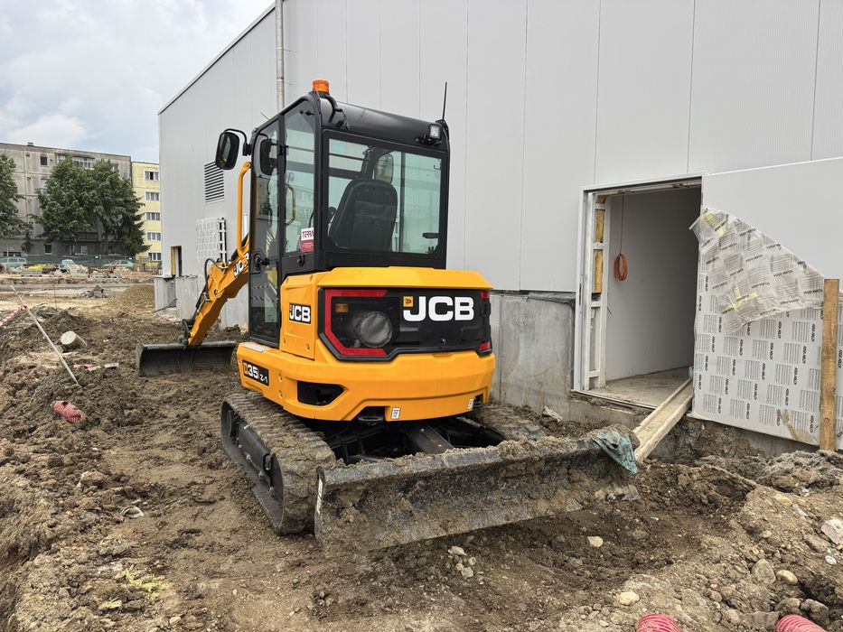 Închiriez miniexcavator 3,5 tone