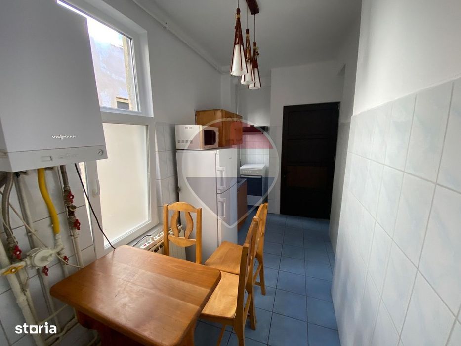 3 camere Centrul Vechi, vedere Calea Victoriei, clădire interbelică