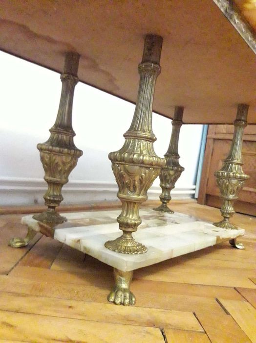 Masa dreptunghiulara cu blat onix si picioare din bronz