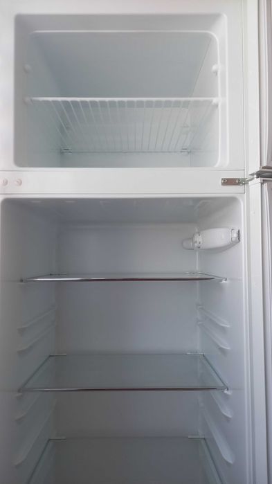 Продавам хладилник "АЕG" с отделна камера - НОВ!