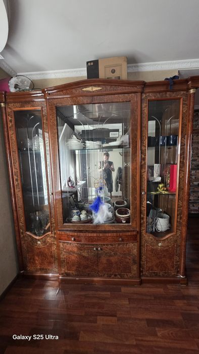 Продам итальянский сервант