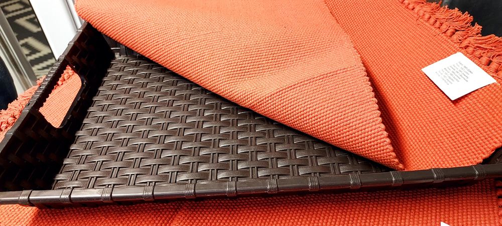 Fețe rotunde elastice pentru masă, tăvi ratan și șervete