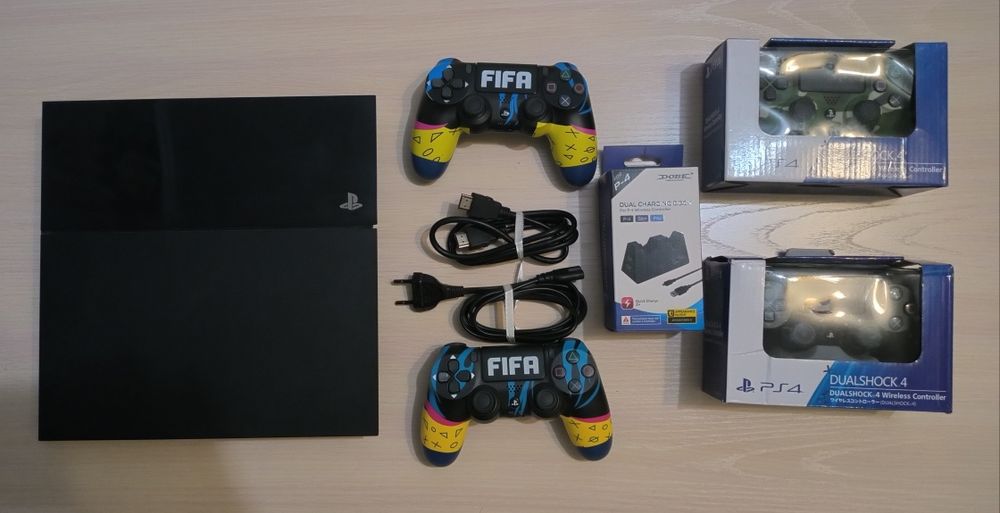 Продам PS 4 в идеальном состоянии