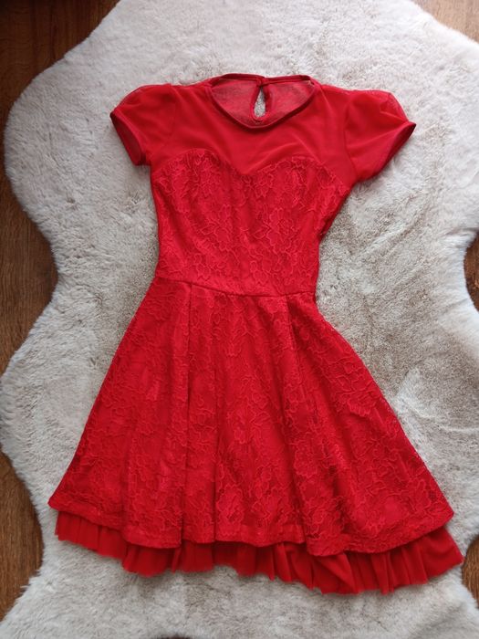 Червена дантелена рокля