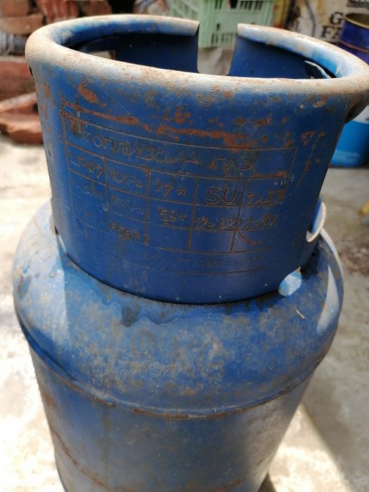 Продавам 2 броя бутилки за пропанбутан цена