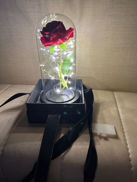 Вечна роза в стъкло