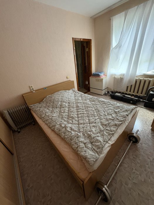 Кровать двуспальная и шкаф