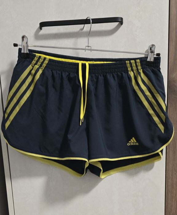 Нови.  Дамски оригинални къси панталонки.  Adidas