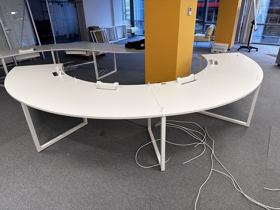 Модулни офис бюра ORT с прегради – конфигурации до 6 работни места