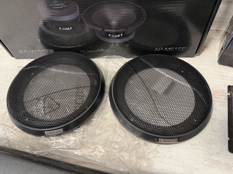 Авто озвучаване - високочестотни, средночестотни говорители, усилвател