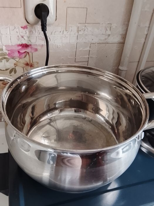 Продается кастрюля из нержавеющей стали
