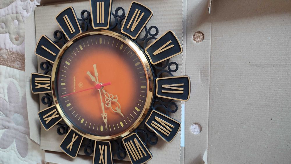 Красив стенен часовник с оригинален дизайн.