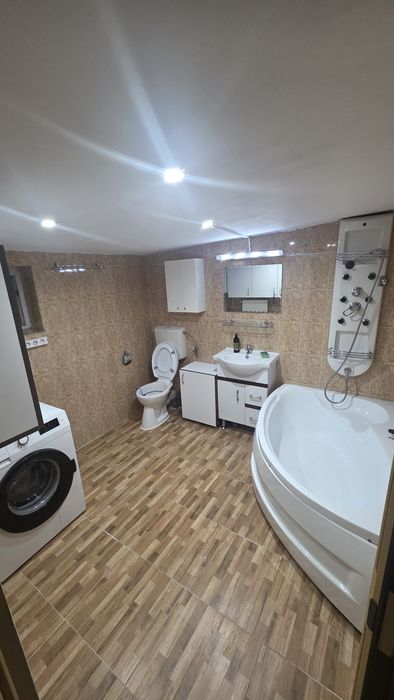 Apartament de închiriat cu 3cameră, bucatarie, hol  și baie